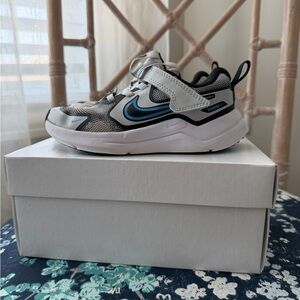 Nike Kids' Gray and Black Sneakers with Blue Accents